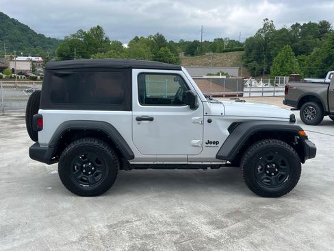 Used 2022 Jeep Wrangler Sport AWD/4WD image 2