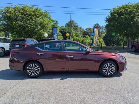 Used 2025 Nissan Altima 2.5 SV FWD image 2