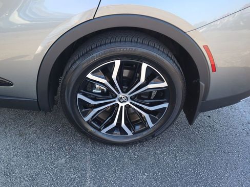 Used 2024 Toyota Crown Limited image 9