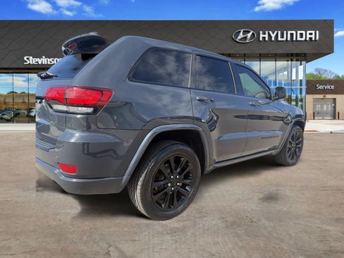 Used 2018 Jeep Grand Cherokee Altitude AWD/4WD image 7
