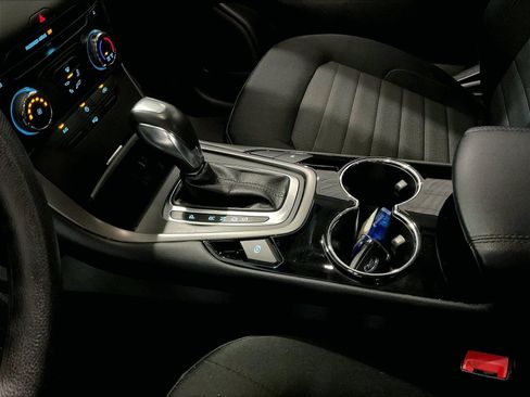 Used 2018 Ford Edge SE FWD image 18
