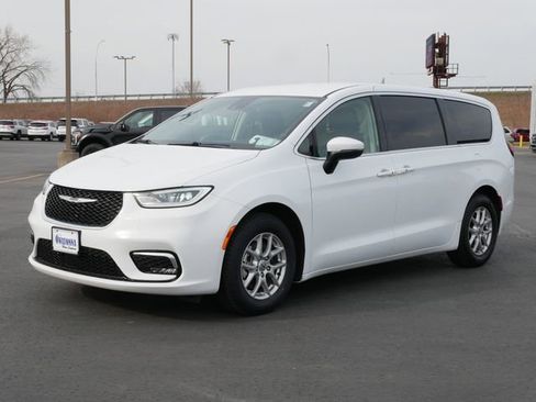 Used 2023 Chrysler Pacifica Touring-L image 2