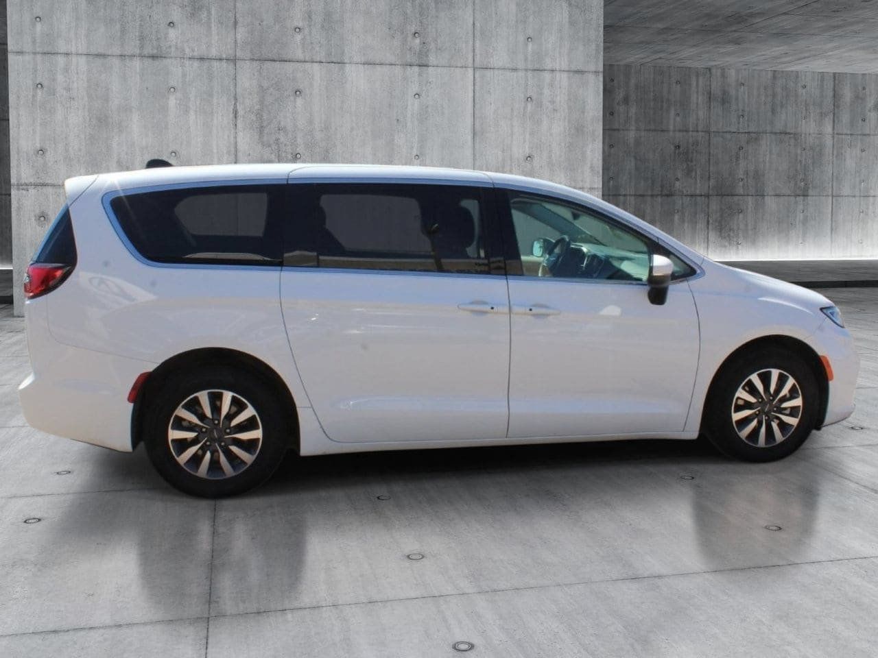 Used 2023 Chrysler Pacifica Touring-L FWD image 8