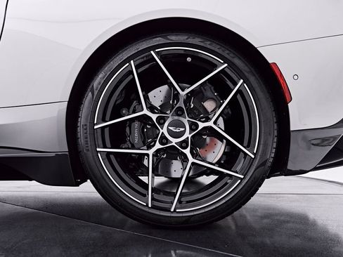 Used 2025 Aston Martin Vanquish RWD image 32