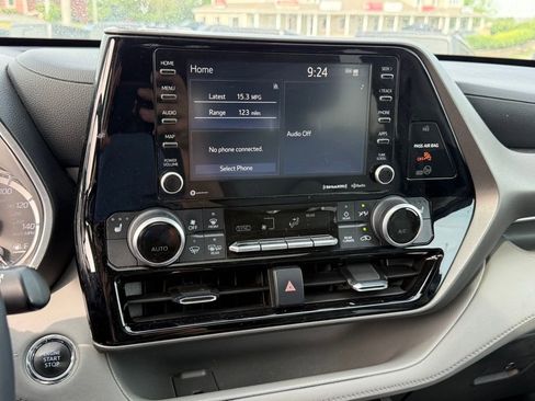 Used 2022 Toyota Highlander XLE AWD/4WD image 19