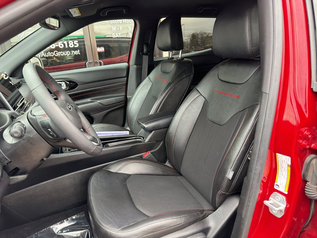 Used 2025 Jeep Compass Trailhawk AWD/4WD image 17