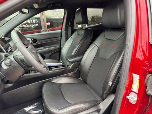 Used 2025 Jeep Compass Trailhawk AWD/4WD image 17
