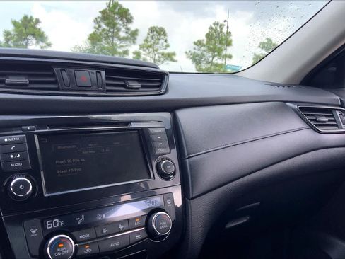 Used 2020 Nissan Rogue SV FWD image 35