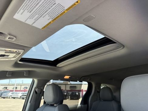 Used 2024 Toyota Sienna XLE FWD image 23