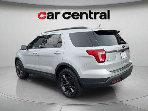 Used 2018 Ford Explorer XLT w/ XLT Appearance Package AWD/4WD image 3