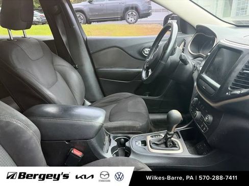Used 2016 Jeep Cherokee Latitude FWD image 6