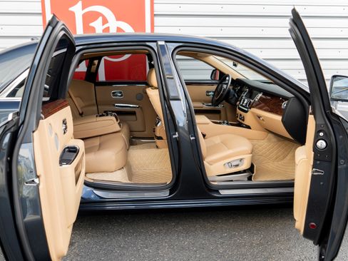 Used 2014 Rolls-Royce Ghost RWD image 33