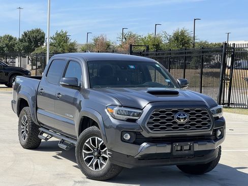 Used 2021 Toyota Tacoma TRD Sport w/ Technology Package RWD image 2