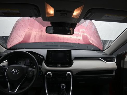 Used 2020 Toyota RAV4 XLE image 19