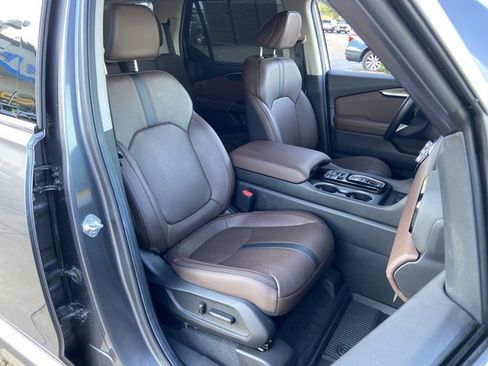 Used 2025 Honda Pilot Elite image 23