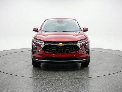 Used 2025 Chevrolet Trax LT FWD image 2