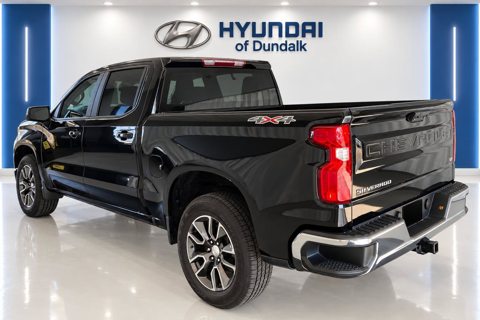 Used 2023 Chevrolet Silverado 1500 LT AWD/4WD image 2