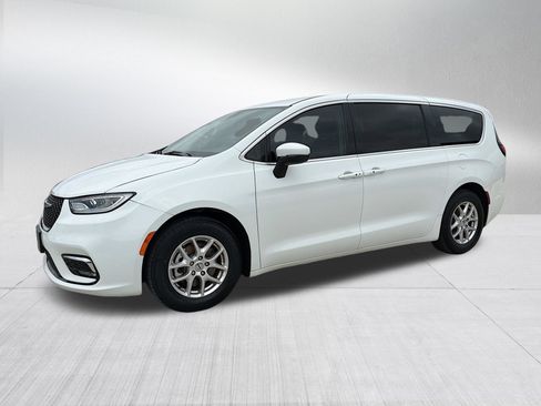 Used 2023 Chrysler Pacifica Touring-L FWD image 1
