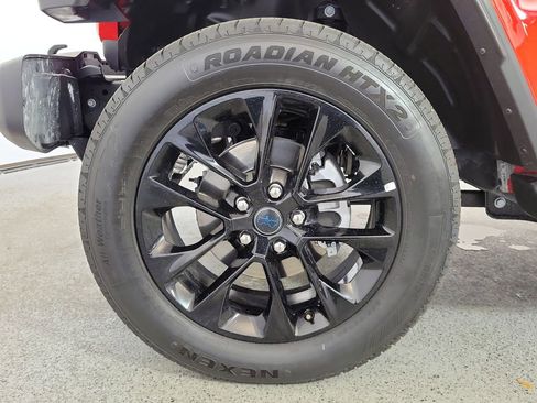 Used 2025 Jeep Wrangler Unlimited Sahara AWD/4WD image 9