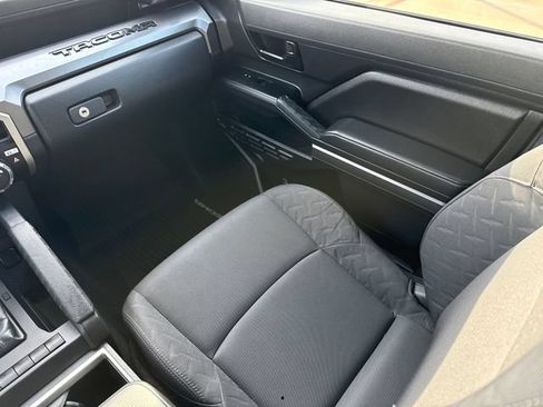 Used 2025 Toyota Tacoma SR5 AWD/4WD image 15