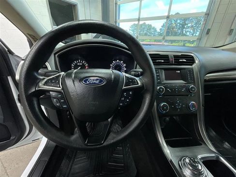 Used 2018 Ford Fusion SE FWD image 14
