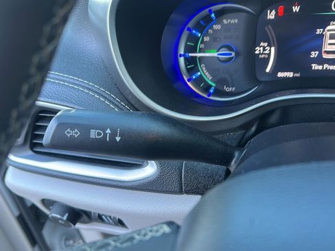 Used 2022 Chrysler Pacifica Touring-L image 32