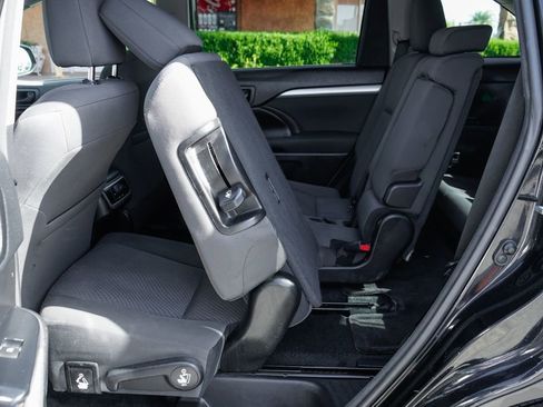 Used 2017 Toyota Highlander LE image 31