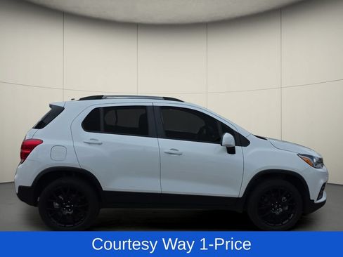 Used 2022 Chevrolet Trax LT w/ Driver Confidence Package AWD/4WD image 11