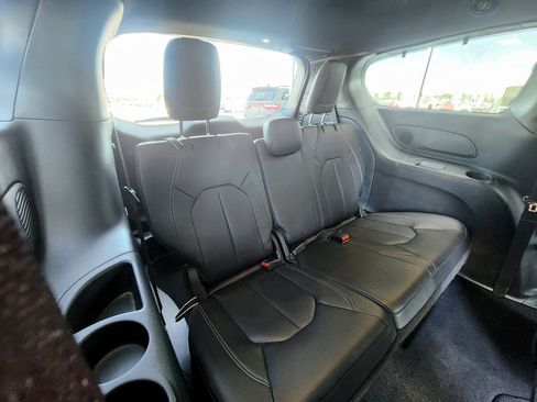 Used 2021 Chrysler Pacifica Touring-L w/ Premium & Safety Sphere Group FWD image 8