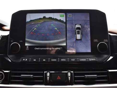 Used 2024 Nissan Pathfinder Platinum w/ Black Appearance Package FWD image 18