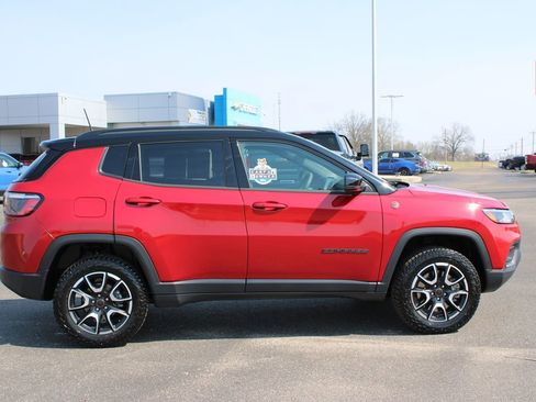 Used 2025 Jeep Compass Trailhawk image 11
