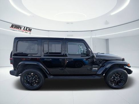 Used 2023 Jeep Wrangler Unlimited Sahara w/ Cold Weather Group AWD/4WD image 2