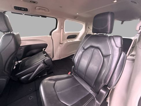 Used 2023 Chrysler Pacifica Touring-L FWD image 13