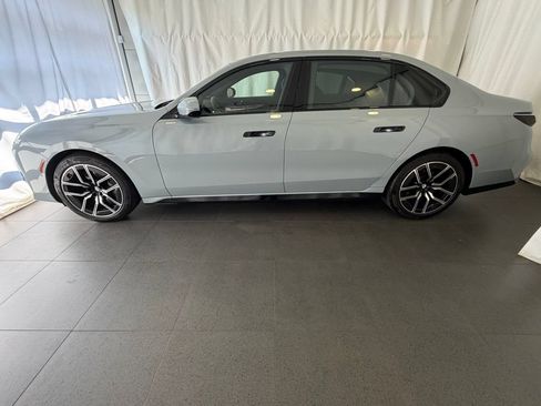 Used 2024 BMW 760i xDrive w/ Premium Package 2 AWD/4WD image 2
