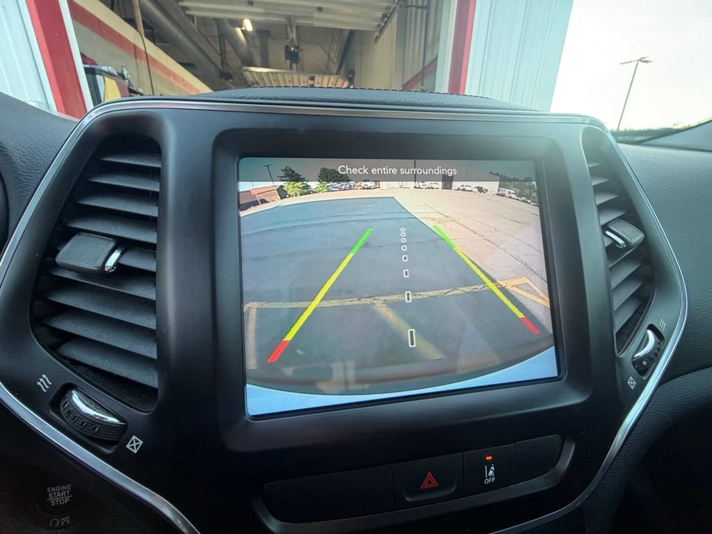 Used 2022 Jeep Cherokee Latitude Lux w/ Sun & Sound Group AWD/4WD image 28