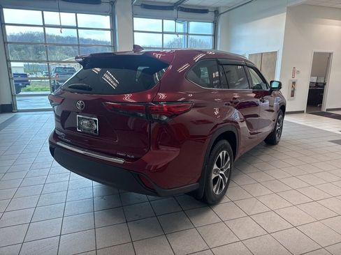 Used 2020 Toyota Highlander XLE image 18