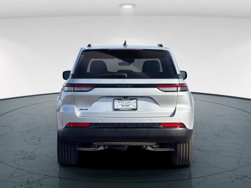 New 2025 Jeep Grand Cherokee Laredo image 7