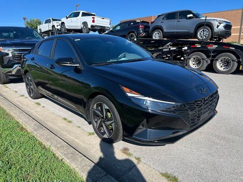 Used 2023 Hyundai Elantra SEL w/ Convenience Package FWD image 2