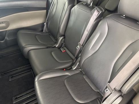 Used 2025 Kia Carnival FWD image 26