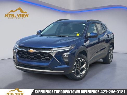 Used 2024 Chevrolet Trax LT w/ Sunroof Package FWD image 1