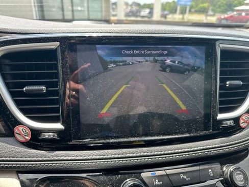 Used 2023 Chrysler Pacifica Limited FWD image 13