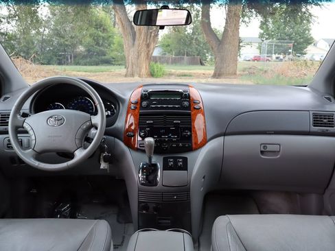 Used 2009 Toyota Sienna XLE FWD image 16