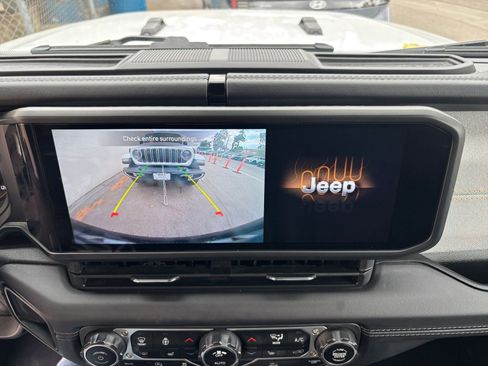 Used 2025 Jeep Wrangler Sahara image 17