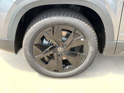 New 2026 Volkswagen Taos SE FWD image 12