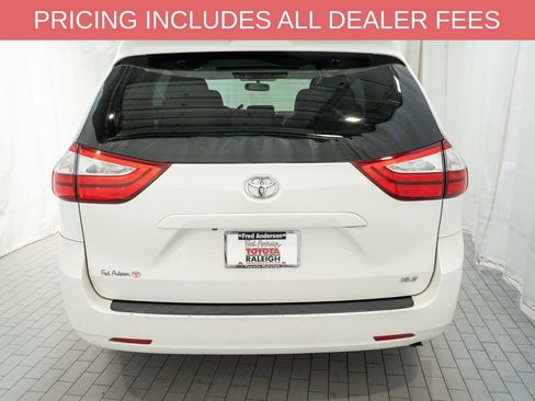 Used 2017 Toyota Sienna XLE FWD image 4
