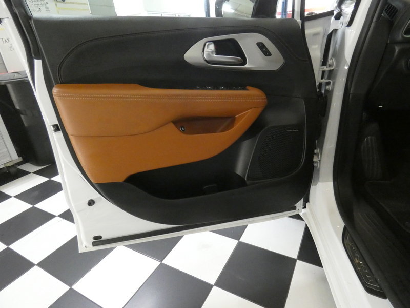 Used 2025 Chrysler Pacifica Pinnacle FWD image 28