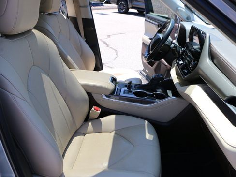Used 2022 Toyota Highlander Limited FWD image 29