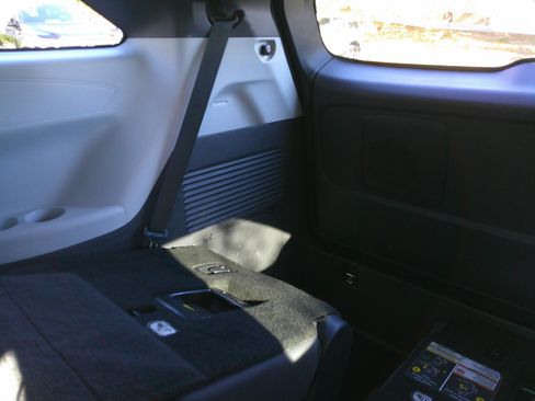 Used 2021 Toyota Sienna XSE image 30