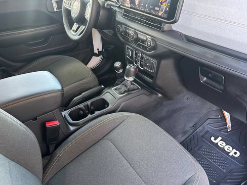 Used 2025 Jeep Wrangler Unlimited Sahara AWD/4WD image 17