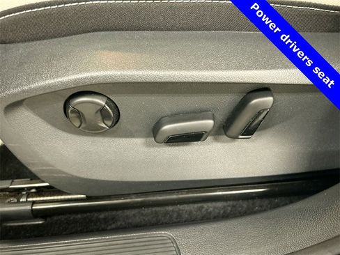 Certified 2025 Volkswagen Taos SE image 13